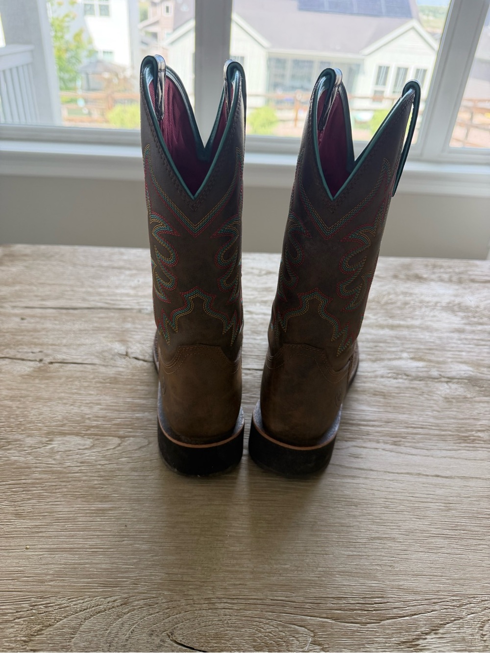Ariat Red Textile Interior Label - Picture 6 of 10